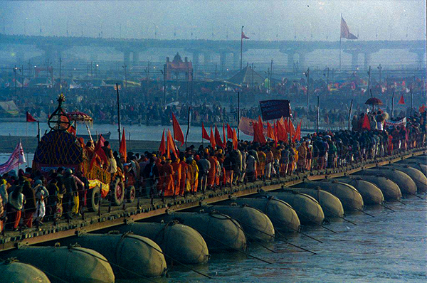 Kumbh_Mela2001.By Yosarian (Own work) (CC BY-SA 3.0)